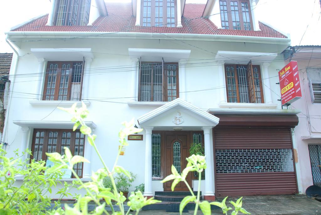 Leelu Homestay Kochi Buitenkant foto